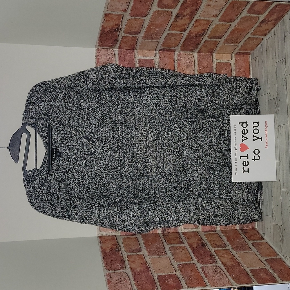 Torrid Gray, White, Black Knit V-Neck Sweater - Size 00 (equivalent 10)